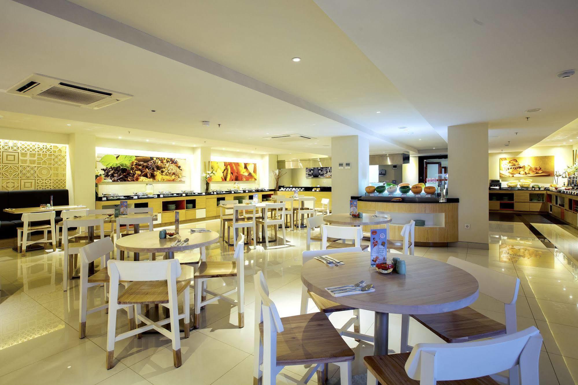 Harris Hotel Seminyak Exterior foto