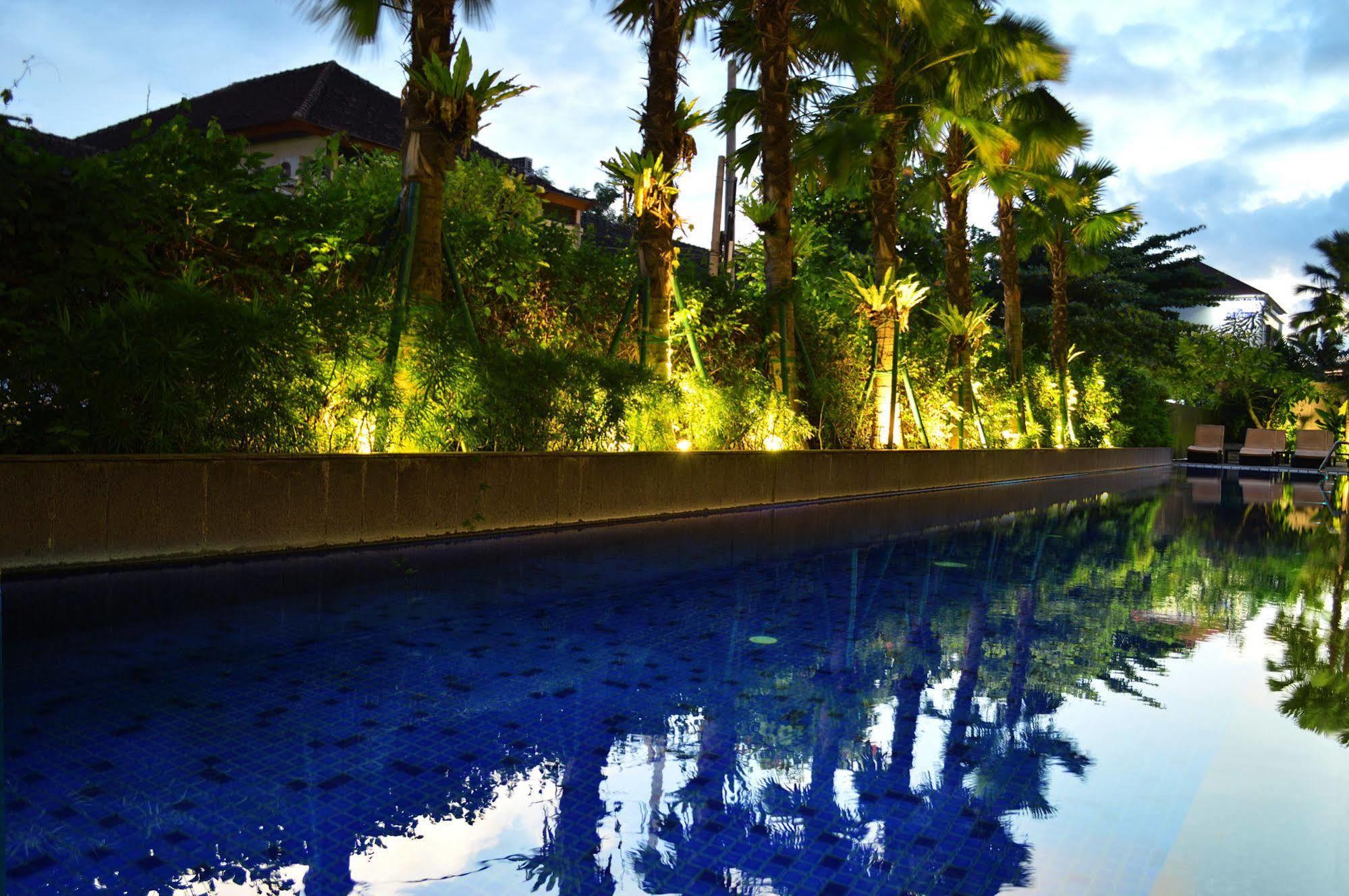 Harris Hotel Seminyak Exterior foto